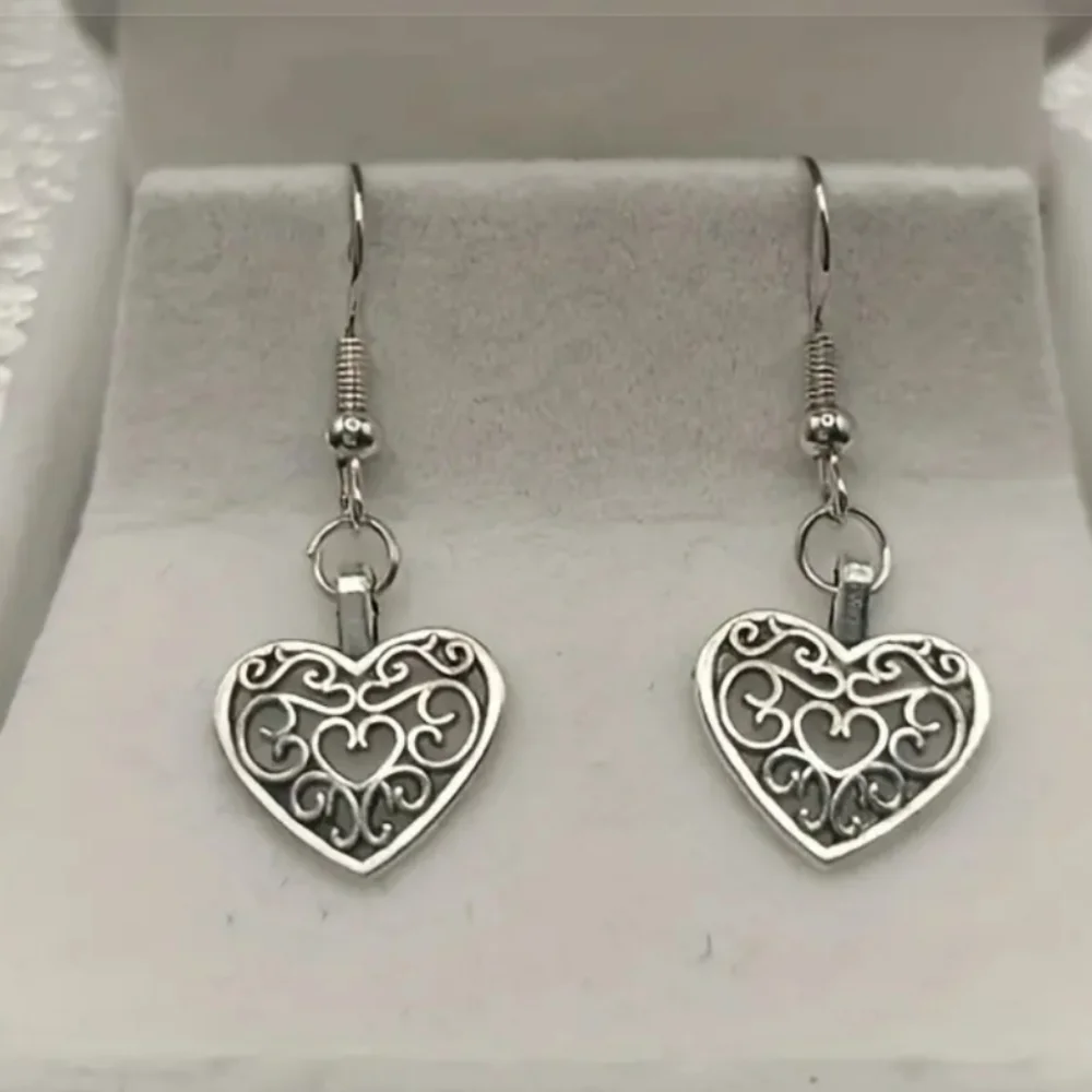 Retro Hollow Out Heart Shaped Earrings - Picture 7 of 7